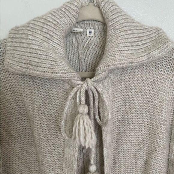GAP Sweater Tassle Fringe Poncho In Stone One Size
Beige Cream Oatmeal Color - Picture 5 of 8